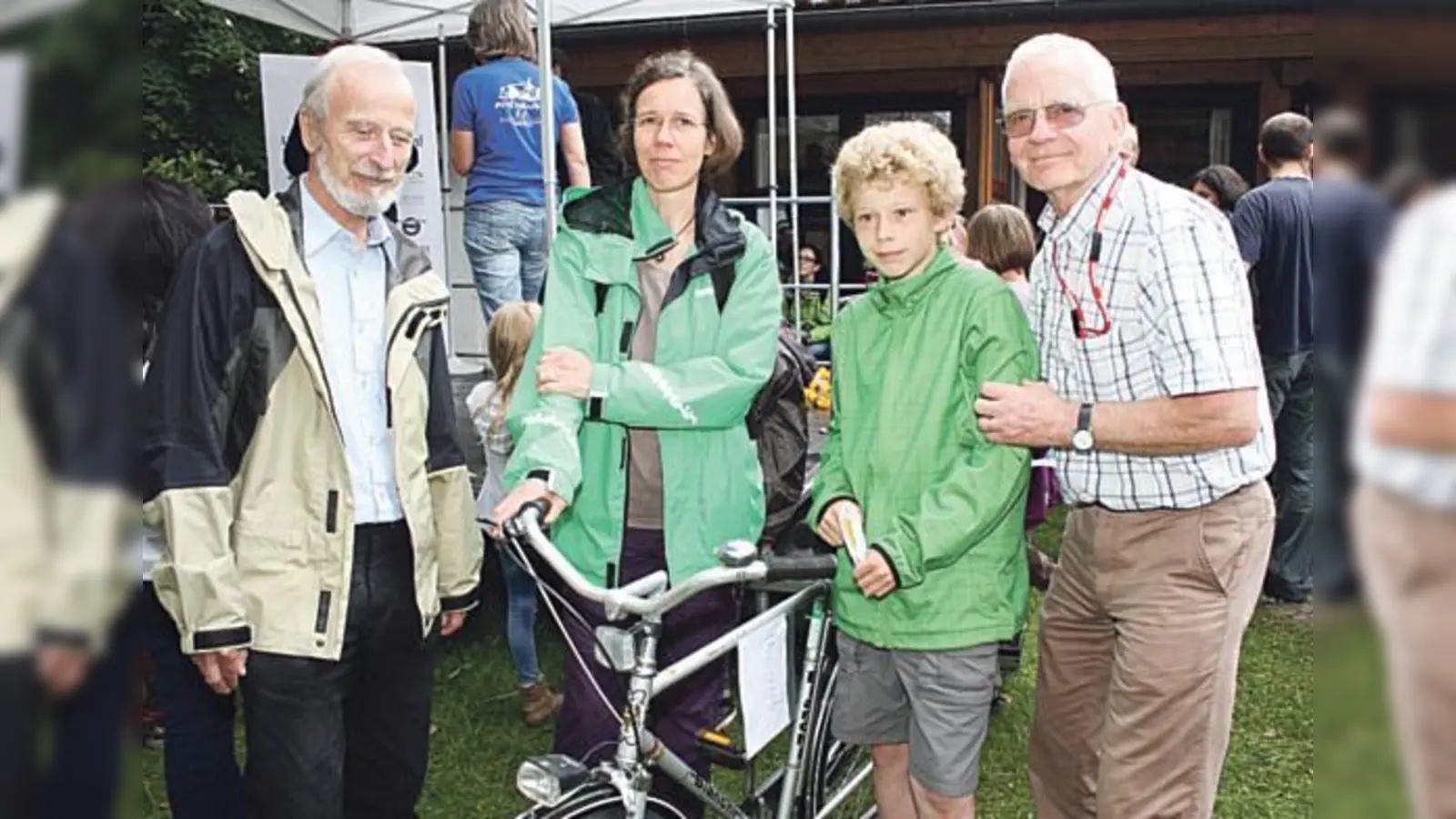 Familie Bartelmus mit Volker Haberland (ganz rechts), dem Koordinator der »Schrauber-Hütte«.  (Foto: Verein)