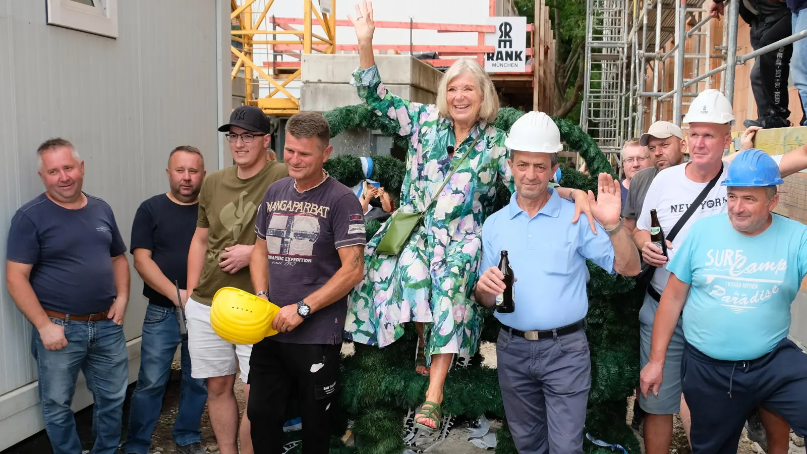 Ein Grund zum Feiern: Das Richtfest für das dritte Haus, das der Verein Horizont e.V. für Menschen in Not baut. Mittendrin, Vereinsgründerin Jutta Speidel. (Foto: Robert Bösl)