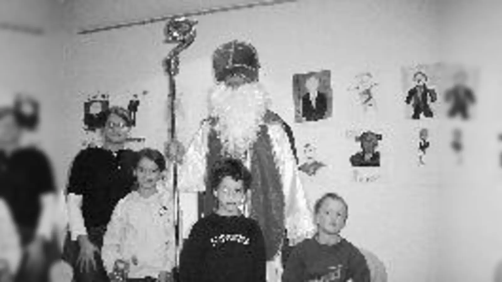 Frank Maget als Nikolaus, der besten Künstler ganz links (Brunilda Kelmendi) und ganz rechts (Jonas Silberhorn). 	 (Foto: SPD)