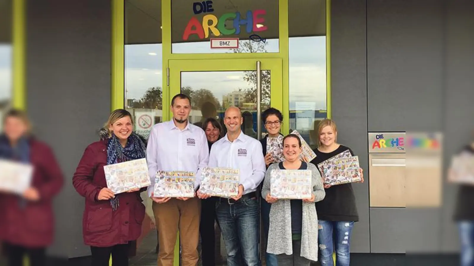 Die Arche-Mitarbeiterinnen freuen sich über die Adventskalender von Michael Junkes (Mitte).     (Foto: VA)