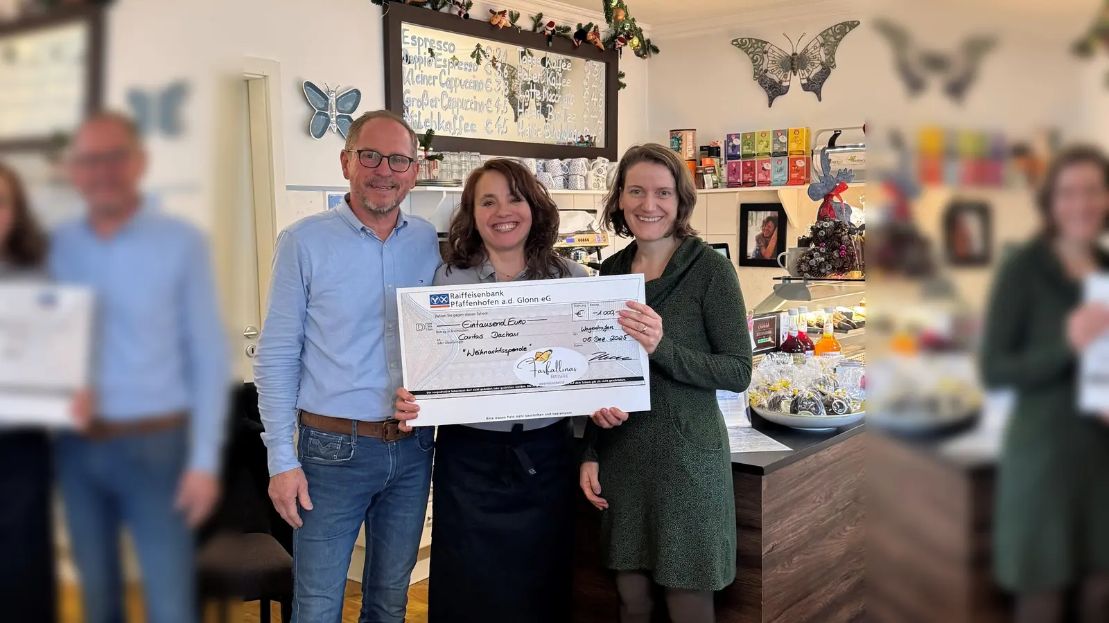 Michael Mehr und Yvonne Höhne (Farfallinas) überreichen Heidi Schaitl (r.) den Scheck. (Foto: Caritas LK Dachau)