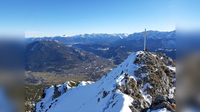 Tiefblick auf Garmisch-Partenkirchen: Der Wintersport-Urlaub in Bayern soll auch trotz Corona-Beschränkungen für alle möglich sein. (Foto: Stefan Dohl)