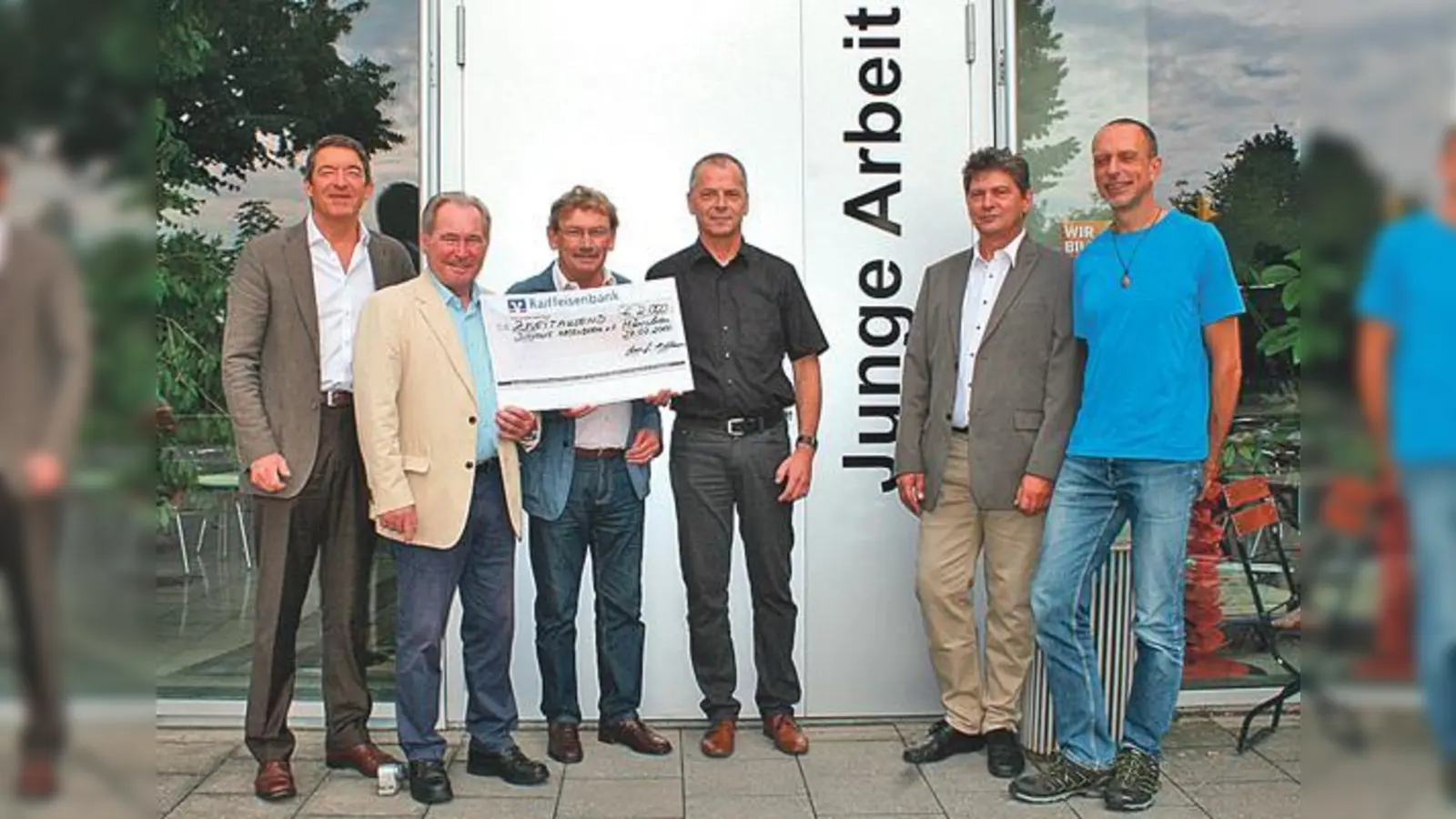 Den Scheck über 2.000 Euro überreichte der Veranstalter an die Junge Arbeit der Diakonie Hasenbergl.  (Foto: EK)