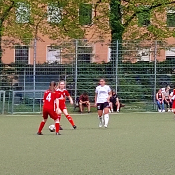 Der FC Stern München (weiß) aus Trudering spielt seit 13 Jahren in der Bayernliga, hat aber noch nie den bayerischen Pokal gewonnen. Ob es diesmal klappt? (Archivbild: bas)