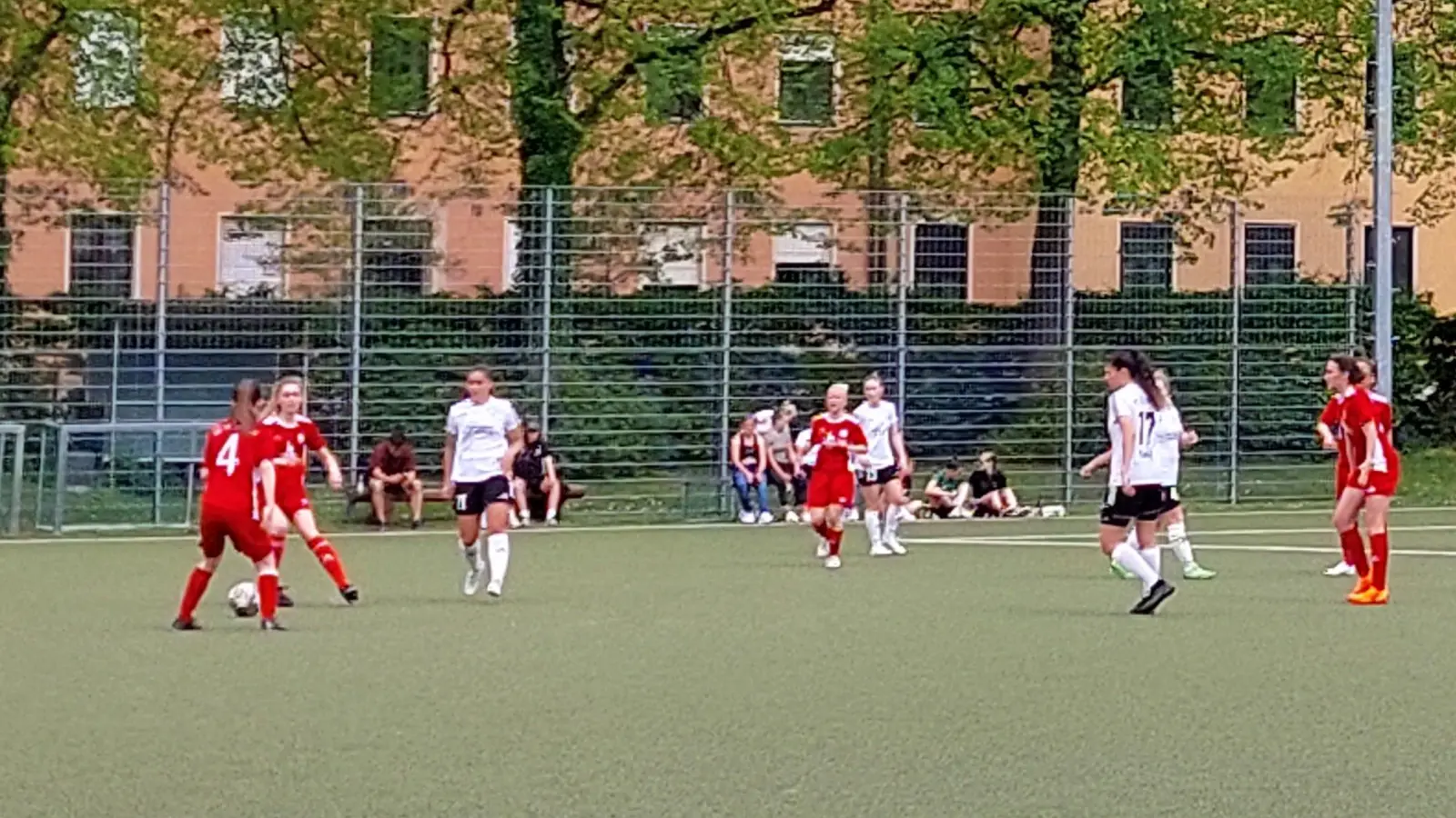 Spannendes Pokalderby: An der Dietrichstraße empfängt Bayernligist SC Amicitia München (rot) den Regionalligisten FFC Wacker München. (Foto: bas)