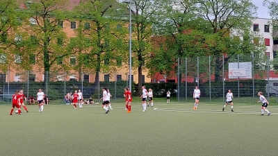 An der Dietrichstraße kommt es in der 1. Pokalrunde erneut zum Stadtderby SC Amicitia München (rot) gegen FC Stern München (weiß). (Archivbild: bas)