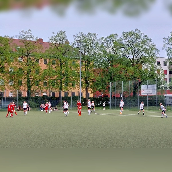 An der Dietrichstraße kommt es in der 1. Pokalrunde erneut zum Stadtderby SC Amicitia München (rot) gegen FC Stern München (weiß). (Archivbild: bas)