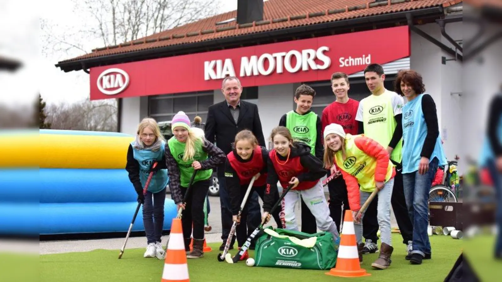 Pünktlich zum Start in die Frühjahrssaison erhielten die Grasshoppers, die erfolgreiche Feldhockey-Abteilung der SpVgg Höhenkirchen, neue Trainingstrikots. Gesponsert wurden die Shirts von dem Höhenkirchner Auto-Center Schmid. Fürs Foto präsentierten sich Vertreter der Grasshopper Jugend im neuen Trainingsoutfit. Im Bild rechts außen Petra Kohler/ Presse Grasshoppers, und links Michael Schmid/ Geschäftsführer Auto-Center Schmid GmbH. (Foto: Grasshoppers Höhenkirchen/ Barbara Förster)