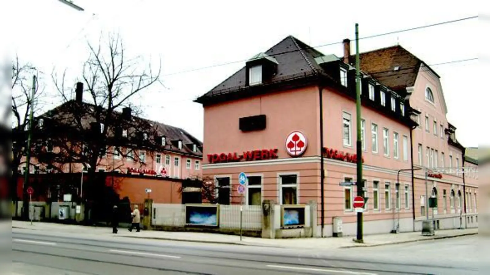 Gehören bald der Vergangenheit an: Die ehemaligen Togal-Produktions- und Verwaltungsgebäude an der Ecke Ismaninger-/Törringstraße.	 (Foto: ikb)