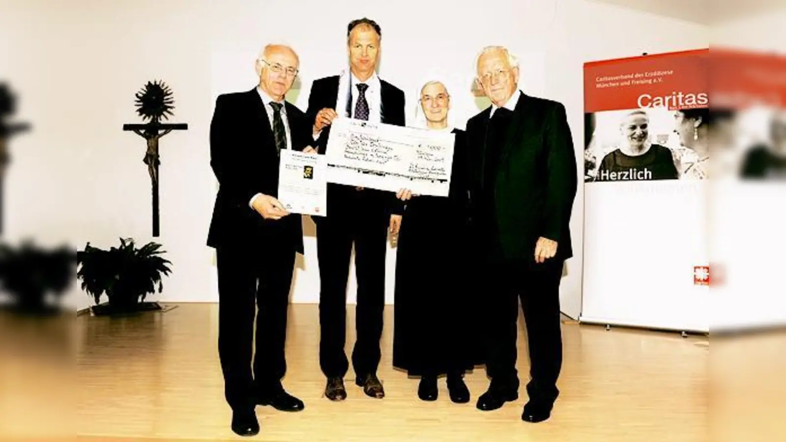 Von links: Caritasdirektor Hans Lindenberger, Matthias Hilzensauer vom Freundeskreis »Behütet leben und sterben«, Schwester Theodolinde und Weihbischof Engelbert Siebler. 	 (Foto: VA)