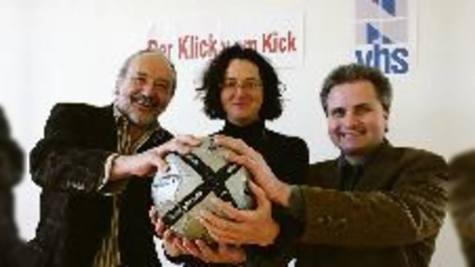 Das Runde im Eckigen: Mit »einigen 1.000 Beiträgen« beim bundesweiten Fotowettbewerb der Volkshochschulen rechnen Herbert Becke, Hedwig Fuß und Bodo Müller-Thielicke (v.l.).	  (Foto: gf)