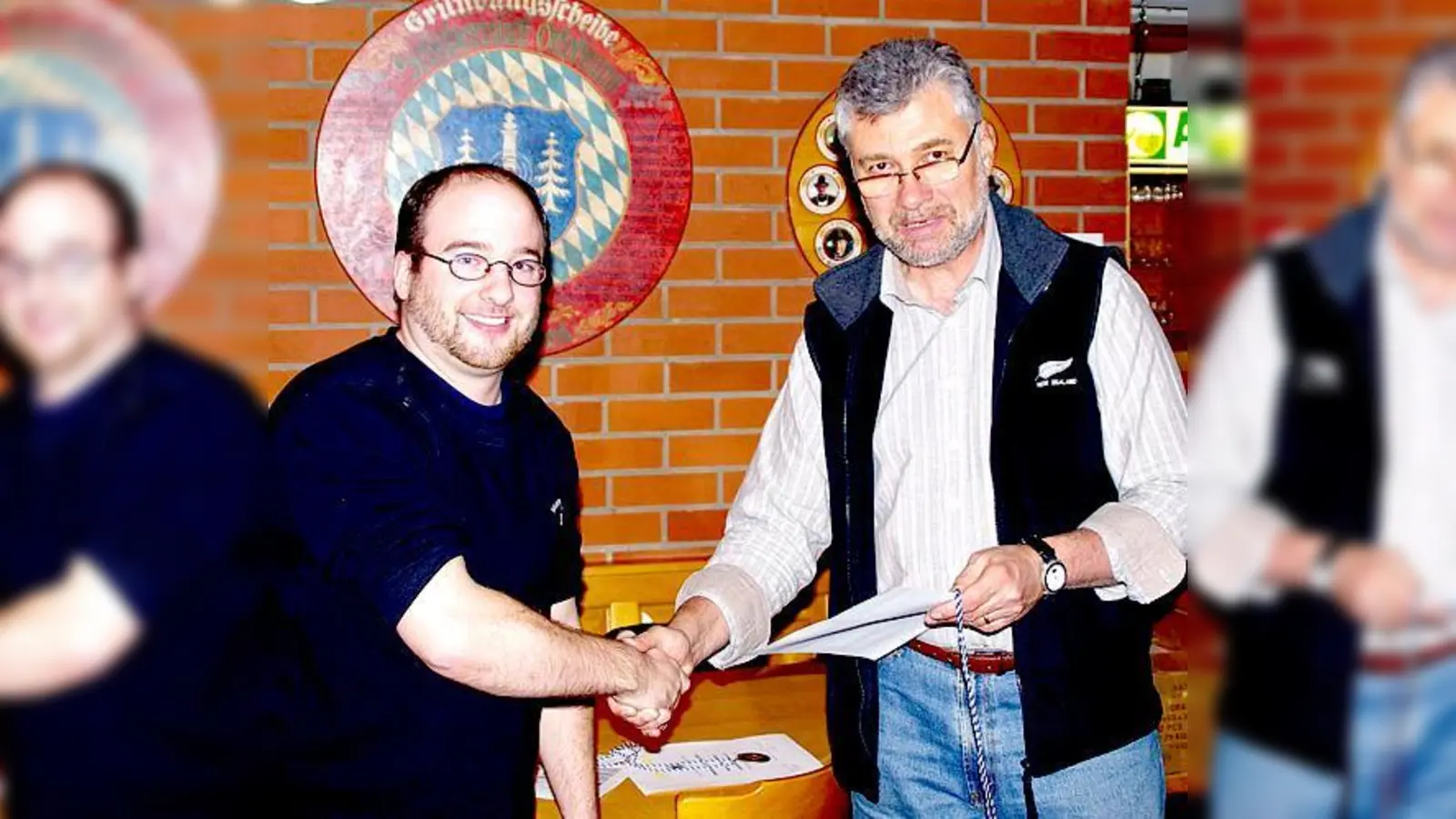 Bei der Übergabe der Siegerurkunde: Ferdinand Hornung (links) und Sportleiter Michael Oberndorfner.	 (Foto: Frank Günzel)
