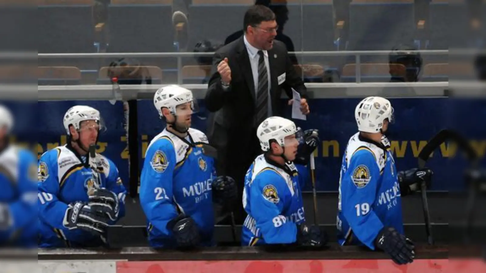 Die Mannschaft und Trainer Pat Cortina können wieder entspannter in die Zukunft schauen. Aber noch hat der EHC die DEL-Lizenz nicht sicher.	 (Foto: Heike Feiner)