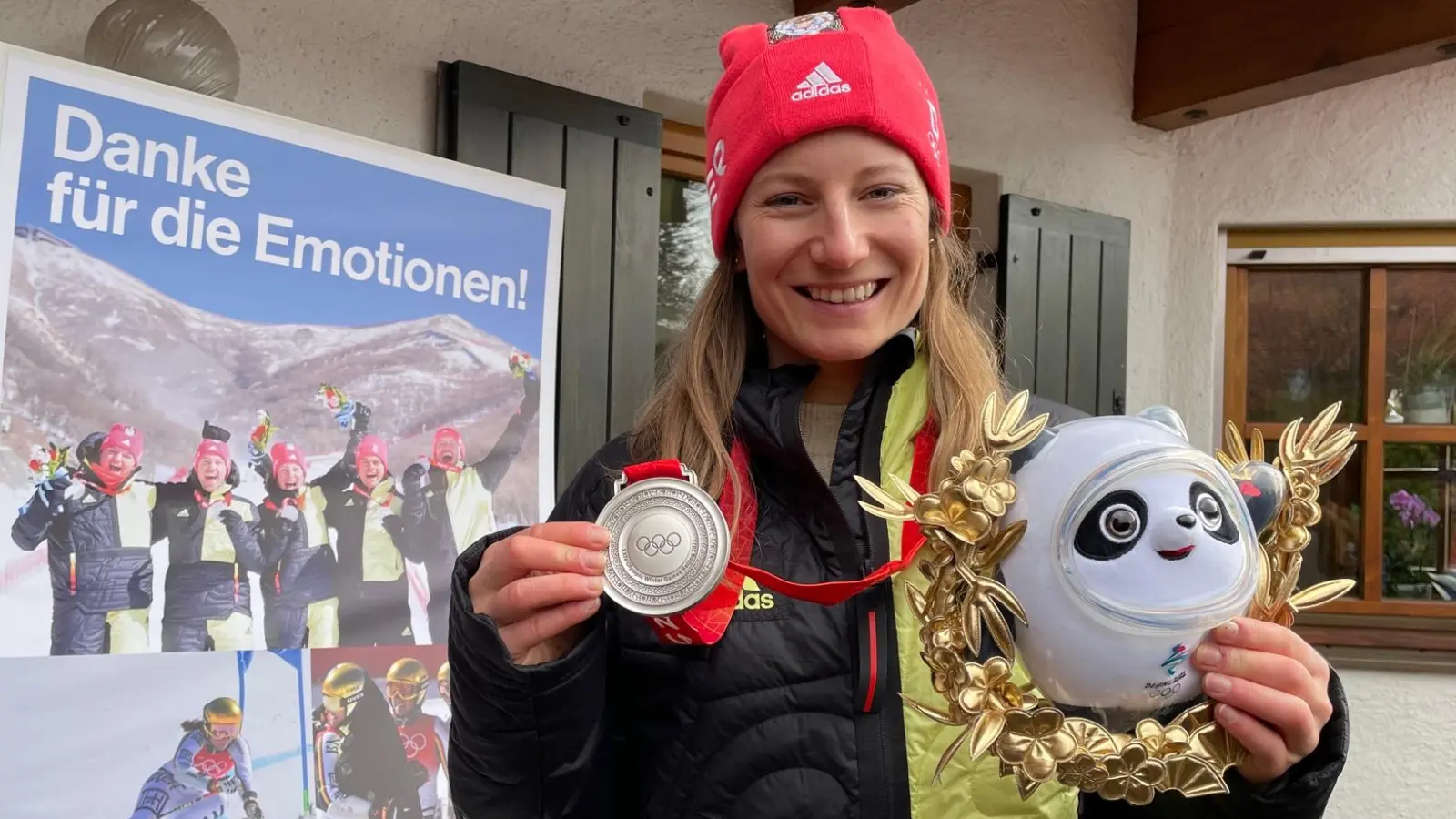 Olympiateilnehmerin Lena Dürr mit Silbermedaille und dem Maskottchen feiert zu Hause in Germering ihren Erfolg in China.  (Foto: Patrizia Steipe)