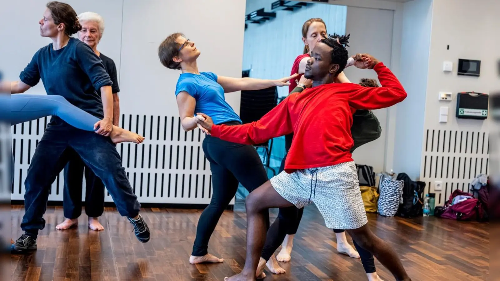 Probenfoto vom „Community Dance Projekt” unter der Leitung des Choreografen Josef Eder. (Foto: Gila Sonderwald)