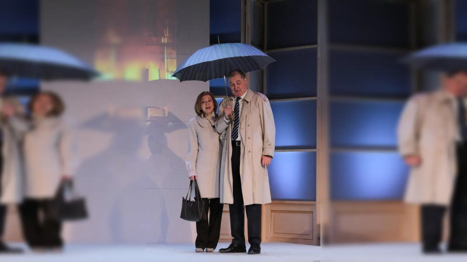 Monsieur Claude Verneuil (gespielt von Ralf Novak) ist mit der Partnerwahl seiner Töchter unzufrieden. Seine Frau Marie (Mona Perfler) versucht in aufzumuntern. (Foto: Marina Maisel)