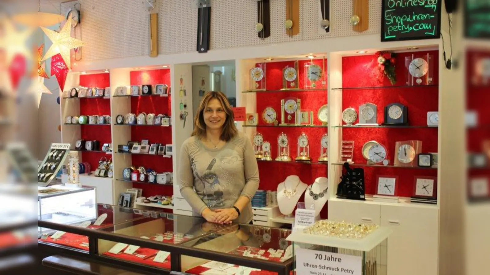 Seit 30 Jahren ist Regina Furtner, die Enkelin von Firmengründer Wilhelm Petry, die Inhaberin von Uhren Petry im Forum am Westkreuz. (Foto: sb)