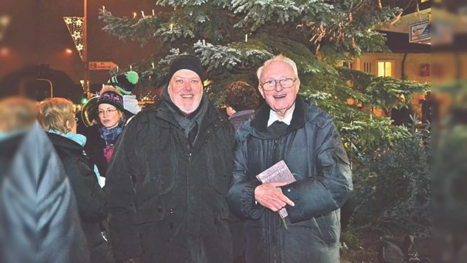 Peter Schubert und Pfarrer Herbert Kellermann vor dem Weihnachtsbaum.	 (Fotos: ar)