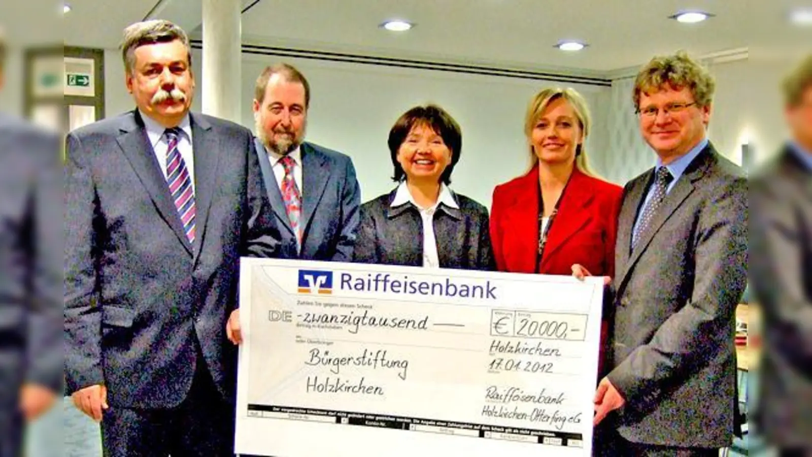 20.000 Euro für einen guten Zweck: Die Initiatoren Holzkirchner Bürgerstiftung freuen sich (v. l.) Frank-W. Strathmann, Klaus Offermann, Lydia Marawietz,  Birgit Jakob mit Konrad Buckel. 	 (Foto: Pietsch)