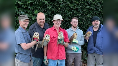 Bernhard Sturm, Cyrus Mahmoudi (LBV), Hans Schmid (Landwirt), Sebastian Riedl (LBV). Gerhard Wendel (Vogelnotruf Olching) halfen den Schleiereulen. (Foto: LBV)