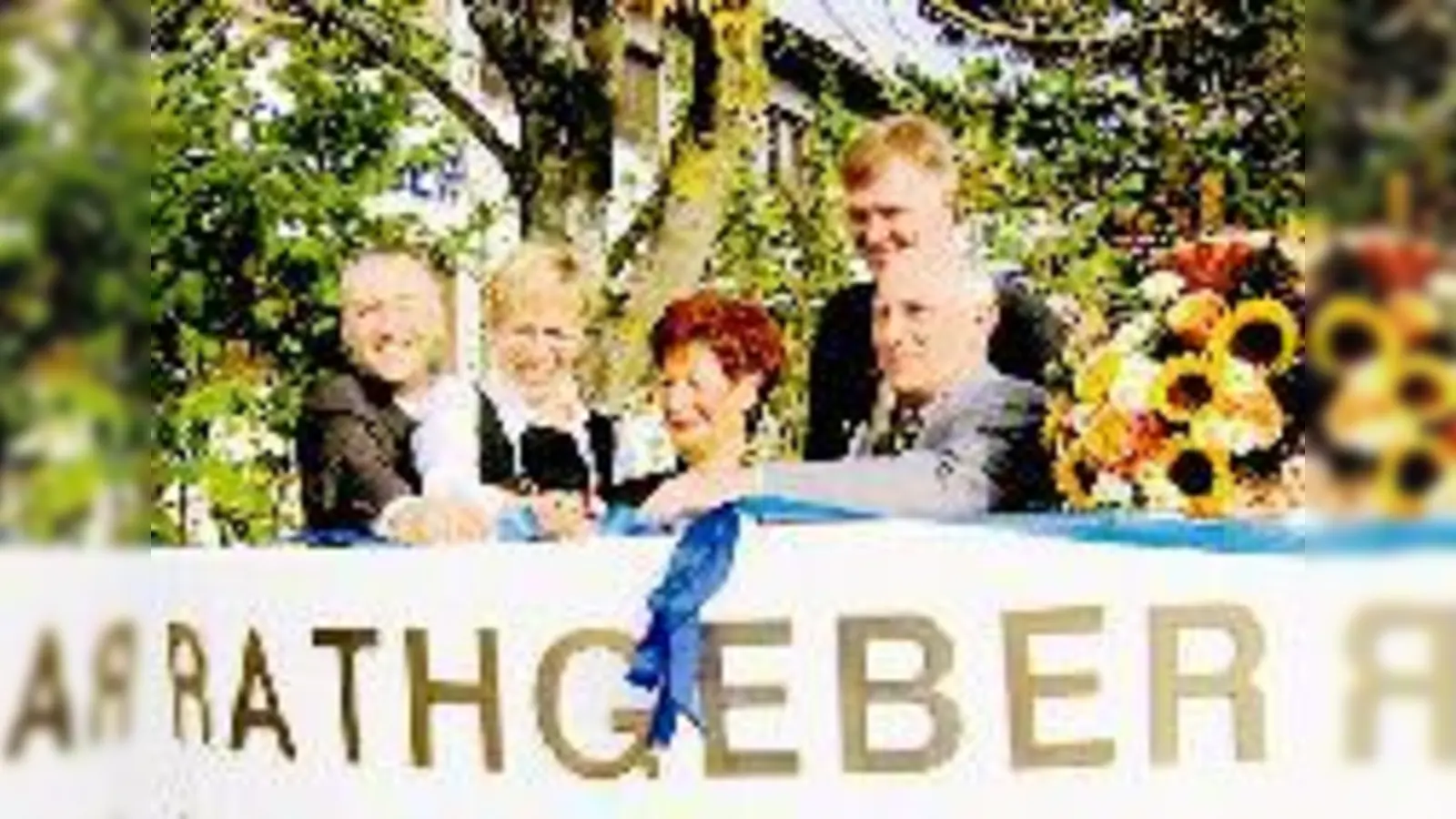 Juniorchefs und Seniorchefs der Firma Rathgeber durchschneiden bei der Einweihung ihres Neubaus gemeinsam das symbolische Band. Andreas, Andrea und Christa Schrägle, Bürgermeister Stefan Schelle und Werner Schrägle (v. l.).    (Foto: A. Pietsch)
