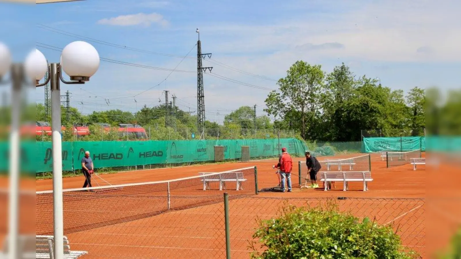 Drastisch: Der nördliche Zaun des ESV Pasing wurde zerstört. Laut Schreiben des Investors Fortune GmbH soll der Verein seine Plätze um 3,5 Meter verlegen. Doch die 3,5 Meter gehören zur Ausgleichsfläche und müssen für die S4 freigehalten werden. „Reine Schikane und vollkommen sinnfrei”, kommentiert der Verein. (Foto: us)