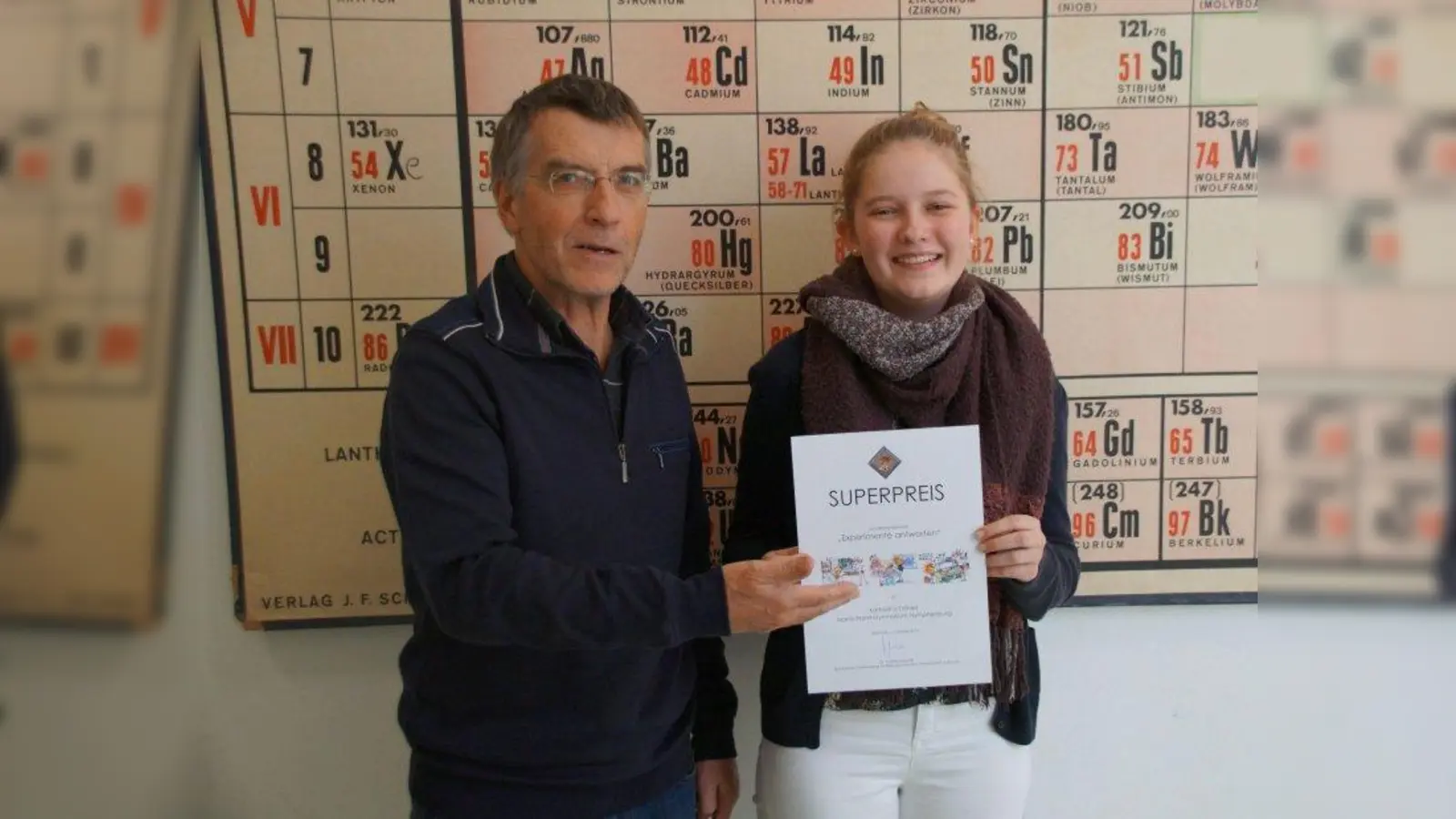 Als Chemielehrer freut sich Franz Vielwerth natürlich besonders über Katharinas Experimentierfreude. (Foto: iab)