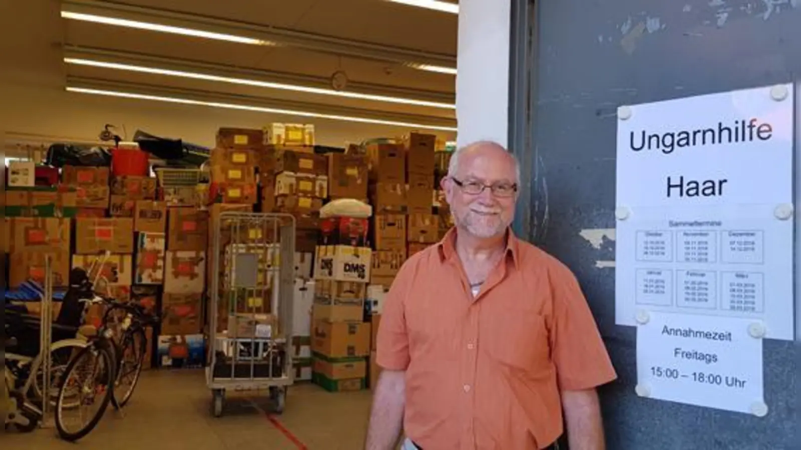 Leiter der Ungarnhilfe Hermann Meyer im neuen Sammellager im Rückgebäude der alten Post in der Haarer Bahnhofstraße 3. Hier werden jetzt die Spenden gesammelt.  (Foto: Gemeinde Haar)