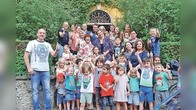 Diana Stachowitz und Julia Schönfeld-Knor (beide Mitte) mit den Kindern und Eltern des Kindergarten in der Borstei. 	Foto: privat;  (Bildrechte: Stachowitz))