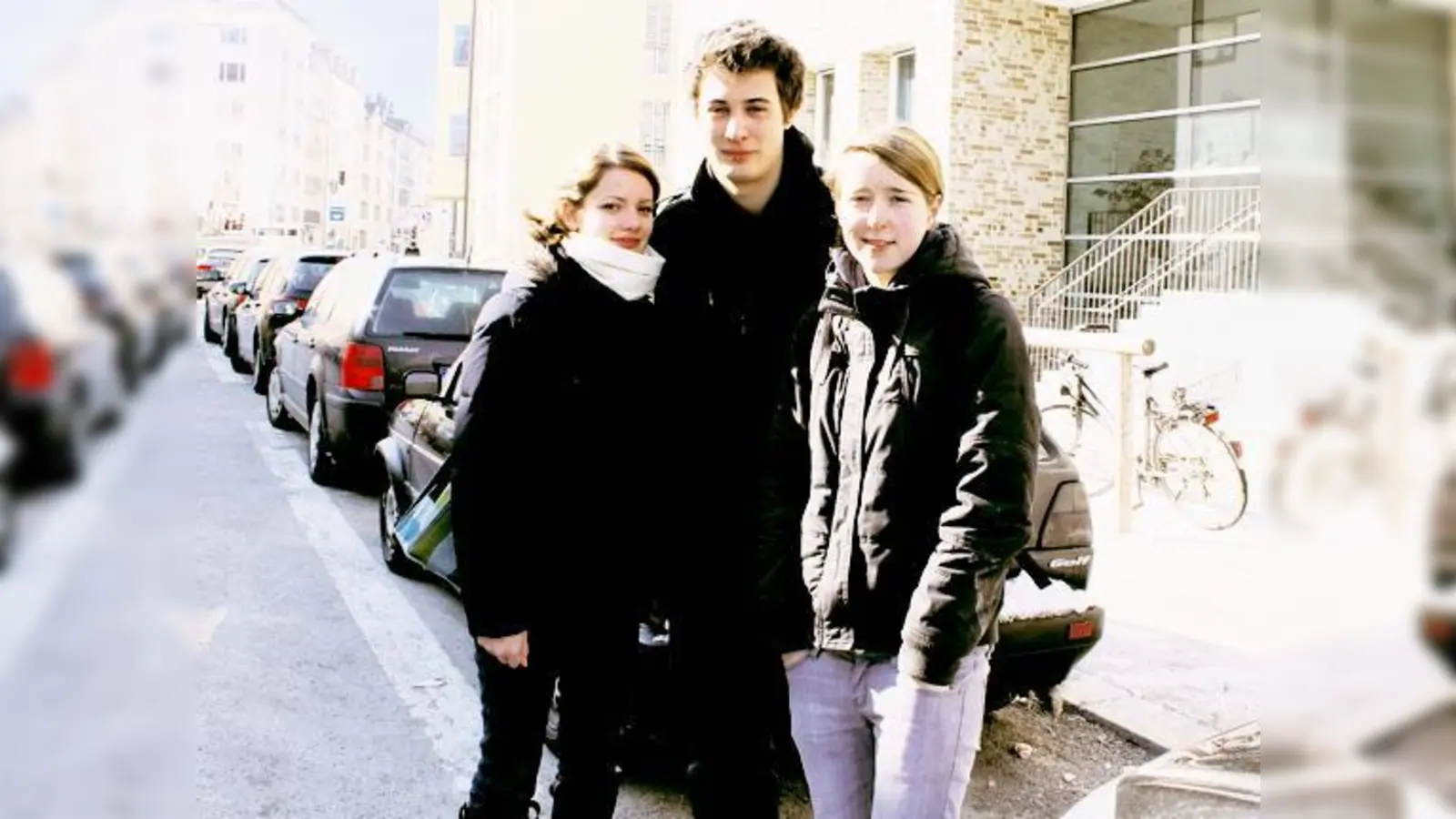 Die Schülersprecher des Gisela Gymnasiums, Agnes Wolf, Lukas von Trotha und Hannah Brill (v.l.), kämpfen für einen Zebrastreifen direkt vor dem Haupteingang ihrer Schule. »Zu gefährlich« sei es sonst, wenn ihre Mitschüler dort über die Straße laufen.  (F: k)