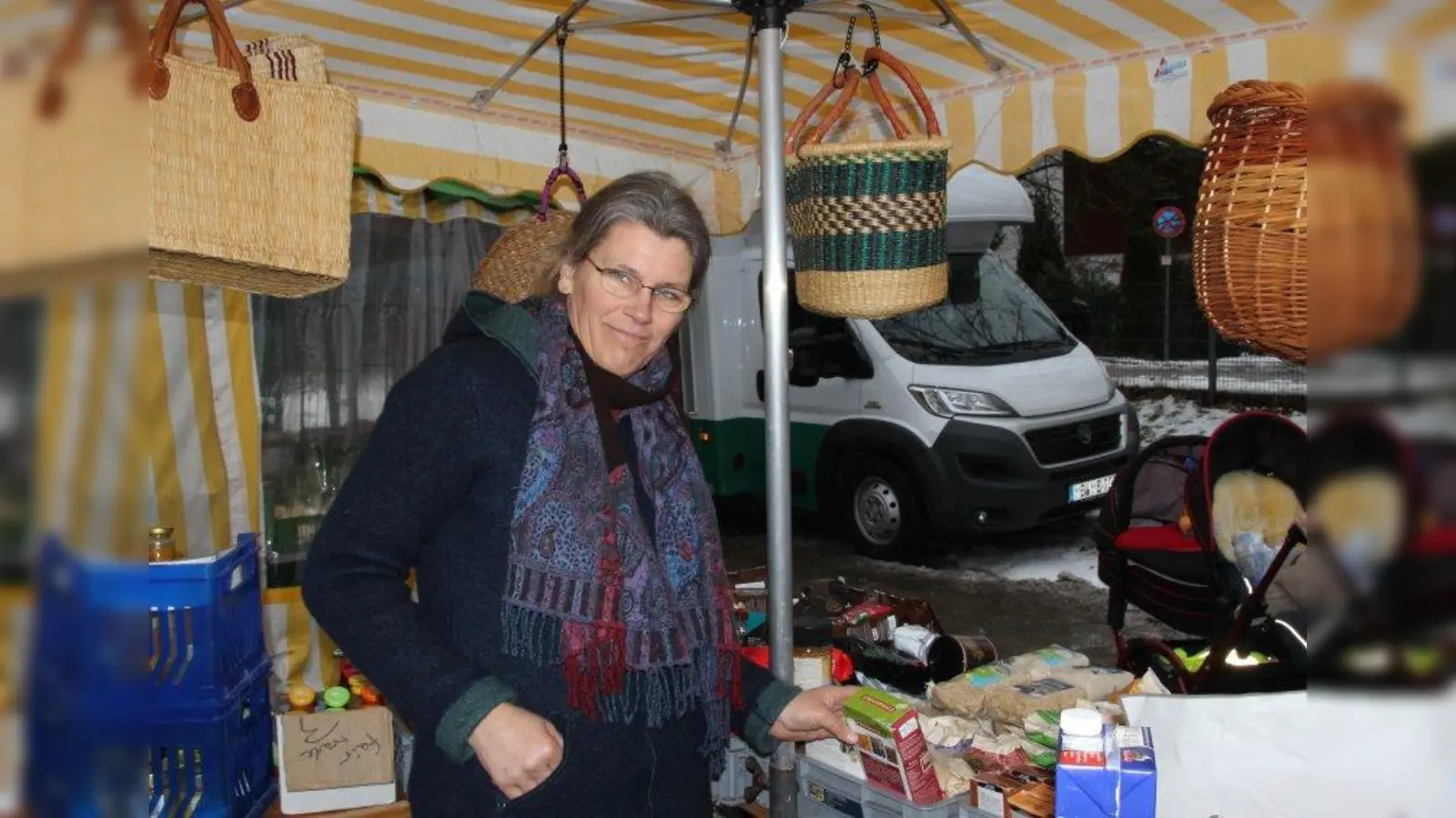In Gemeinschaft kann man viel mehr erreichen, meint Christiane Lüst (im Bild auf dem Kraillinger Wochenmarkt) vom Umweltzentrum Öko &amp; Fair in Gauting. (Foto: us)