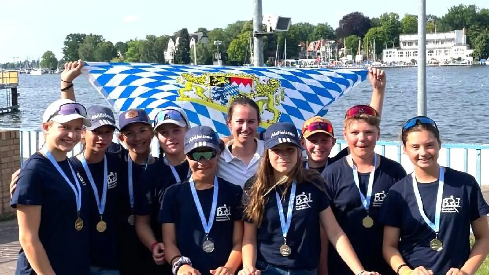 In Berlin dabei: v.l. Marielena Keßel, Veronika Scheiner, Felicitas Stuchtey, Mathilda Auras, Anastasia Baenkler, Trainerin Julia Hueber, Lara Boeltzig, Friedrich Roth, Maximilian Berger und Jordis Echternach.  (Foto: MRSV)
