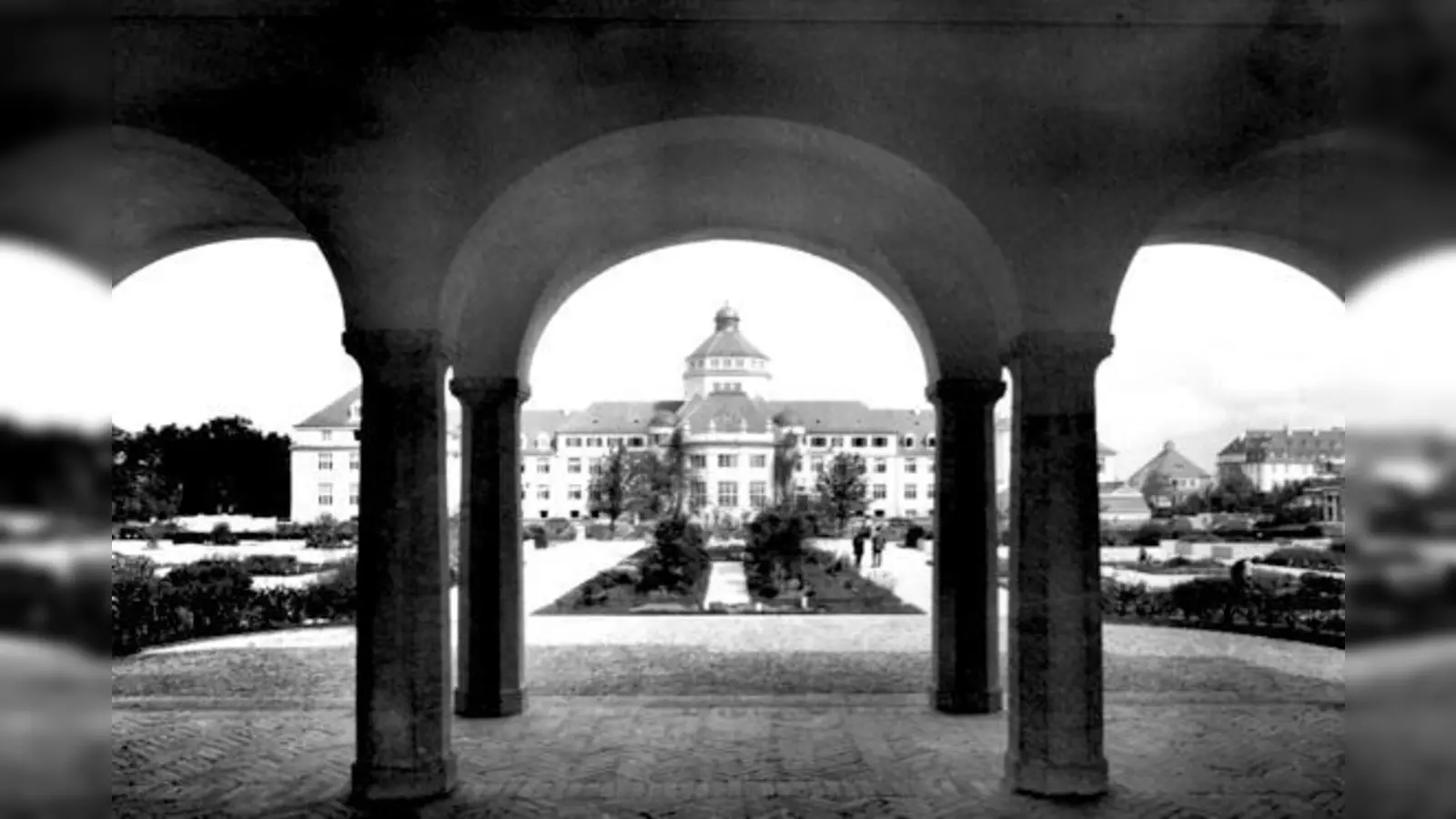 Blick auf den neuen Garten auf das neue Botanische Institut (Botanische Staatsanstalten) vom Unterstand, dem Zentrum des Laubengangs aus, der heute das Café beherbergt. 	 (Foto: Franz Höck, Botanischer Garten München-Nymphenburg)