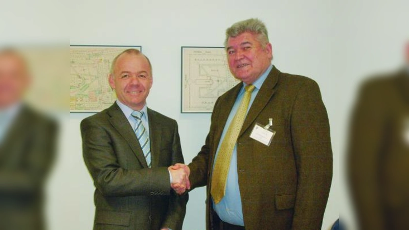 Günther Mack (r.) dankte dem neuen Heimleiter von Hl. Geist, Thomas Ziller, für die freundliche Aufnahme des Arbeitskreises. (Foto: pi)