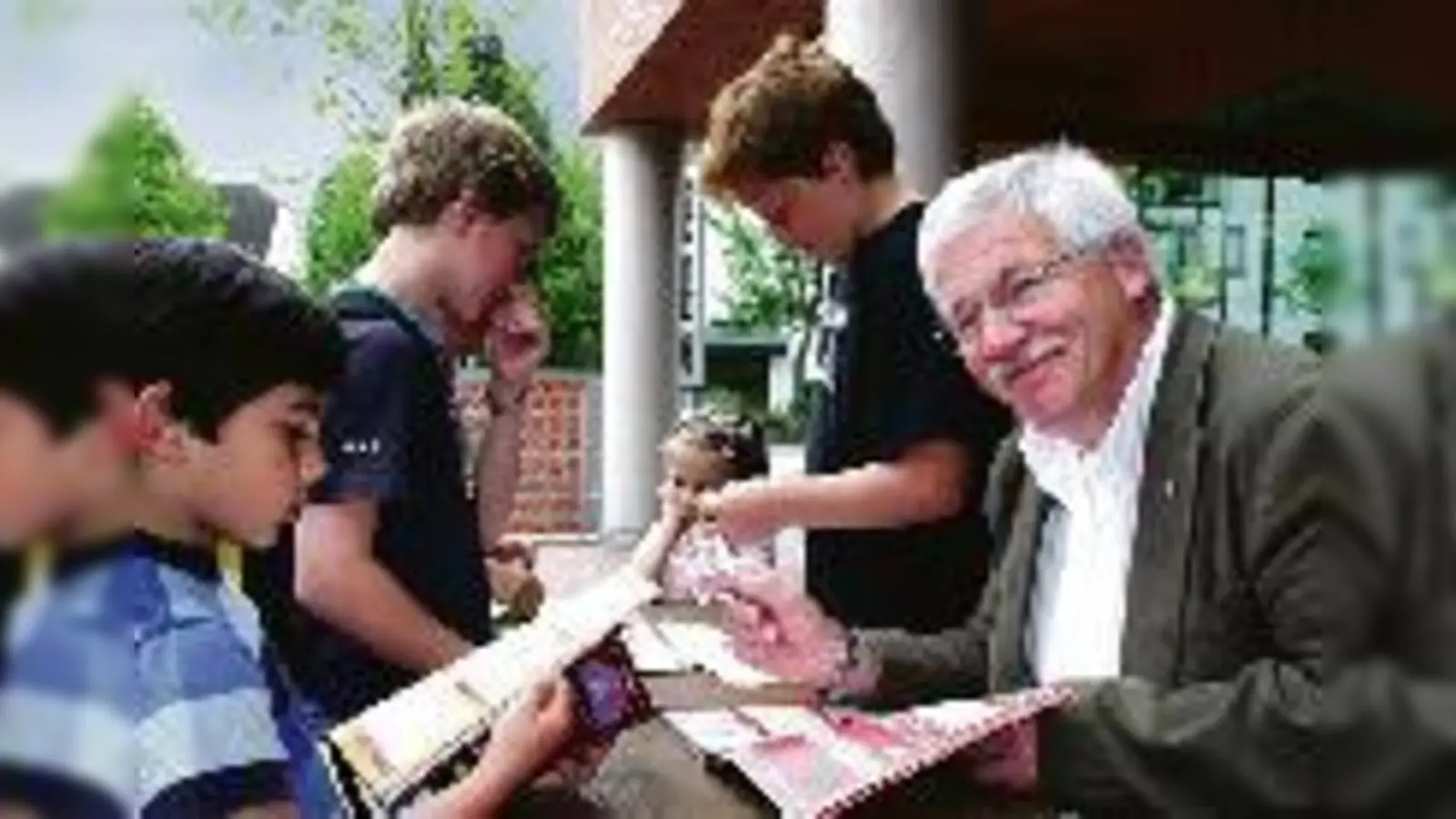 Feldkirchens Rathauschef Peter van der Weck hat vor 30 Jahren selbst Fußballbilder gesammelt, nun sieht er seinem Sohn Simon (Mitte) dabei zu.  (Foto: ko)