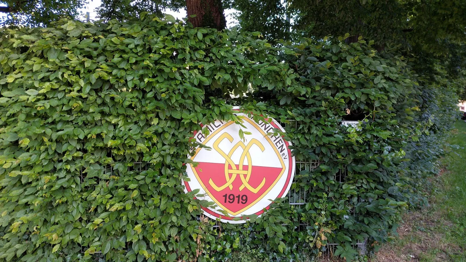 Die Sportanlage des SC Amicitia München in der Dietrichstraße ist kein gutes Pflaster für ambitionierte Pokalmannschaften: Erneut verlor hier der FC Stern. (Archivbild: bas)