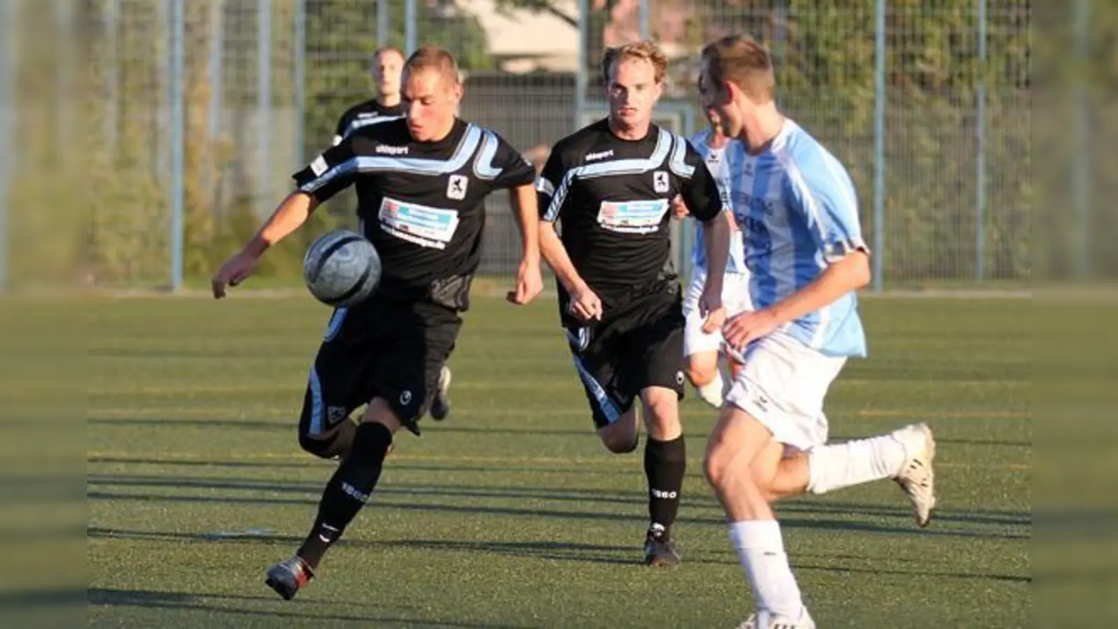 Neue Trikots als Glücksbringer.  (Foto: A. Wild)