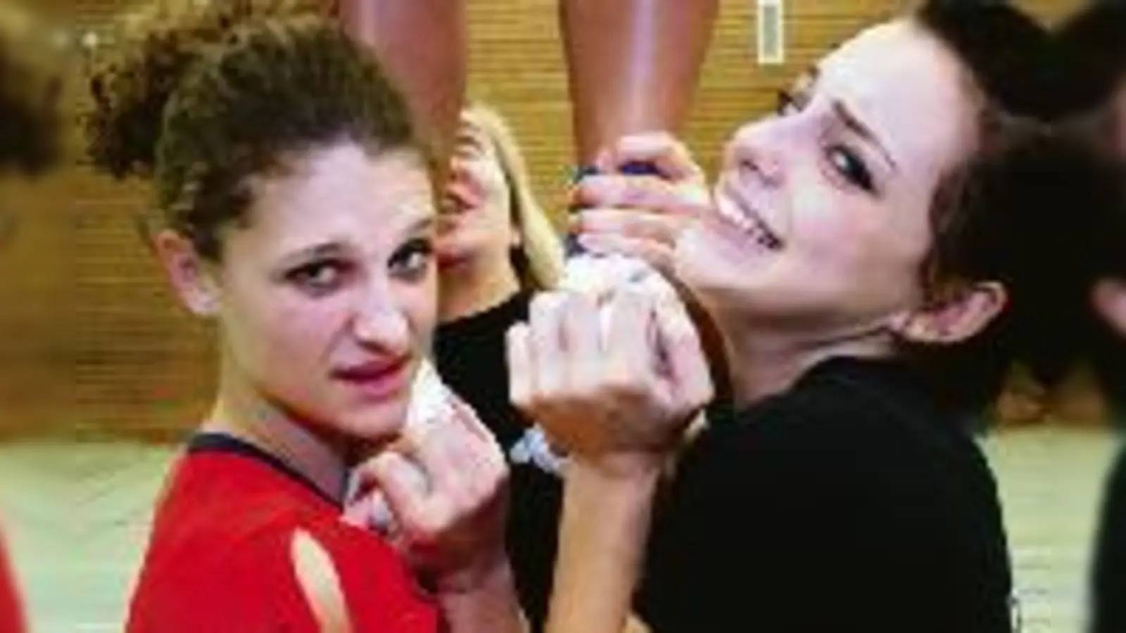 Bettina Guldner (l.) und Jenny Sarro stemmen ihre Teamkolleginnen der Feldkirchner »Dynasty Cheerleader« zur Not auch selbst. Lieber wäre ihnen aber, es würden sich beim Männer-Casting am Sonntag dafür einige starke Herren der Schöpfung finden.  (Foto: ko)