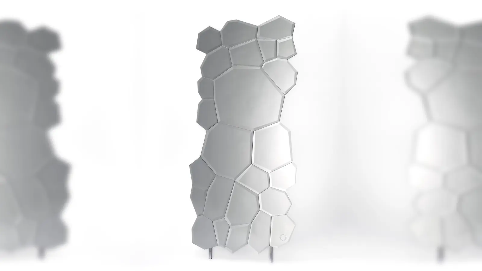 Spiegel sind ein Teil der Ausstellung, hier „88/2025: Fernando und Humberto Campana, Spiegel Jubilè, 2023.” (Foto: Die Neue Sammlung –The Design Museum (K. Mewes). © VG Bild-Kunst, Bonn 2026)