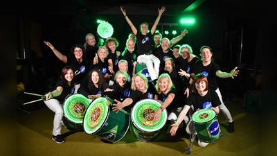 Die Gruppe „Go Brazil” präsentiert Samba beim „SommerFest AllMenzing”. (Foto: Markus Eder)