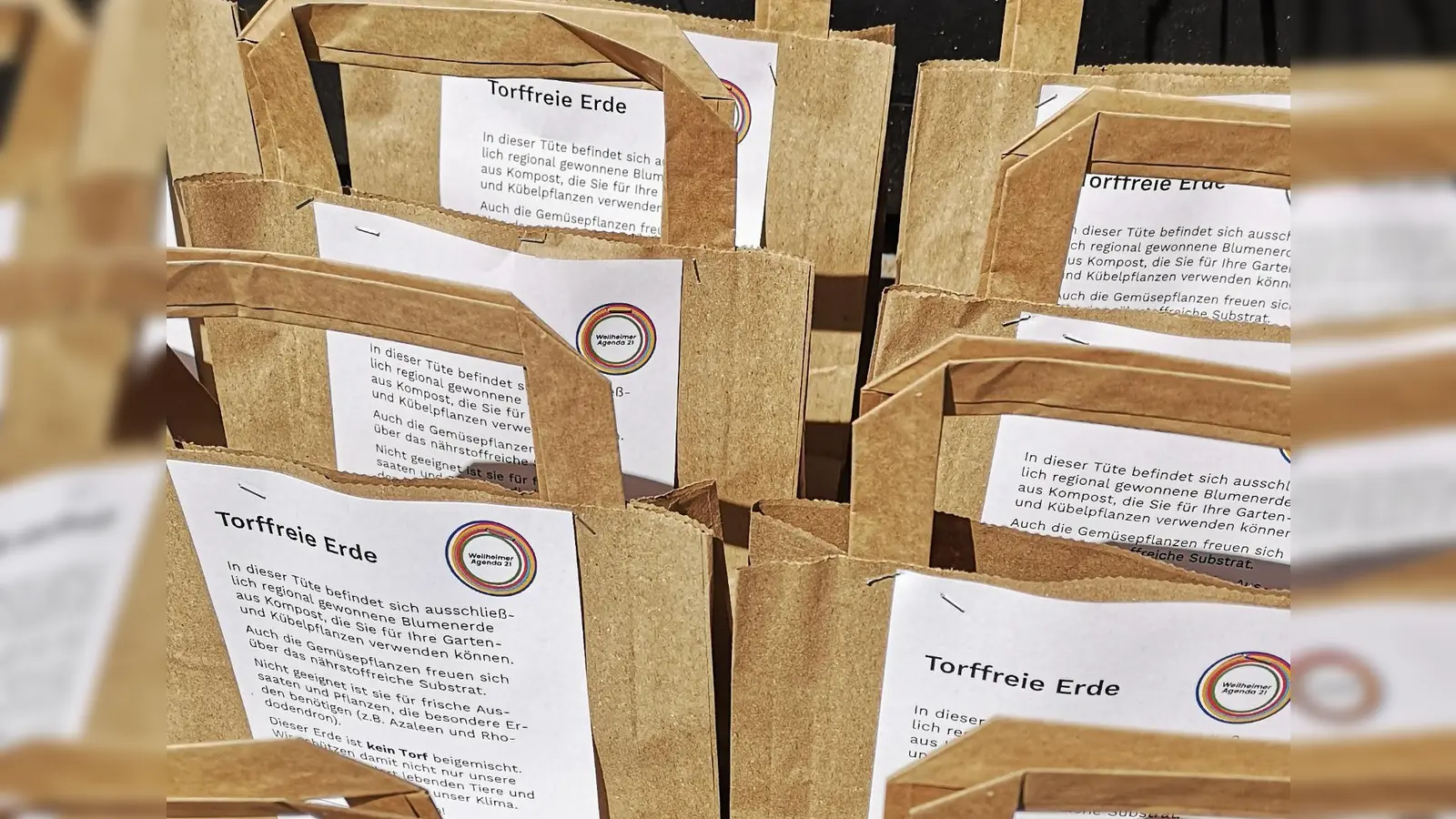 Tüten mit torffreier Erde gab es für die Mitglieder des Weilheimer Stadtrates. (Foto: Weilheimer Agenda)