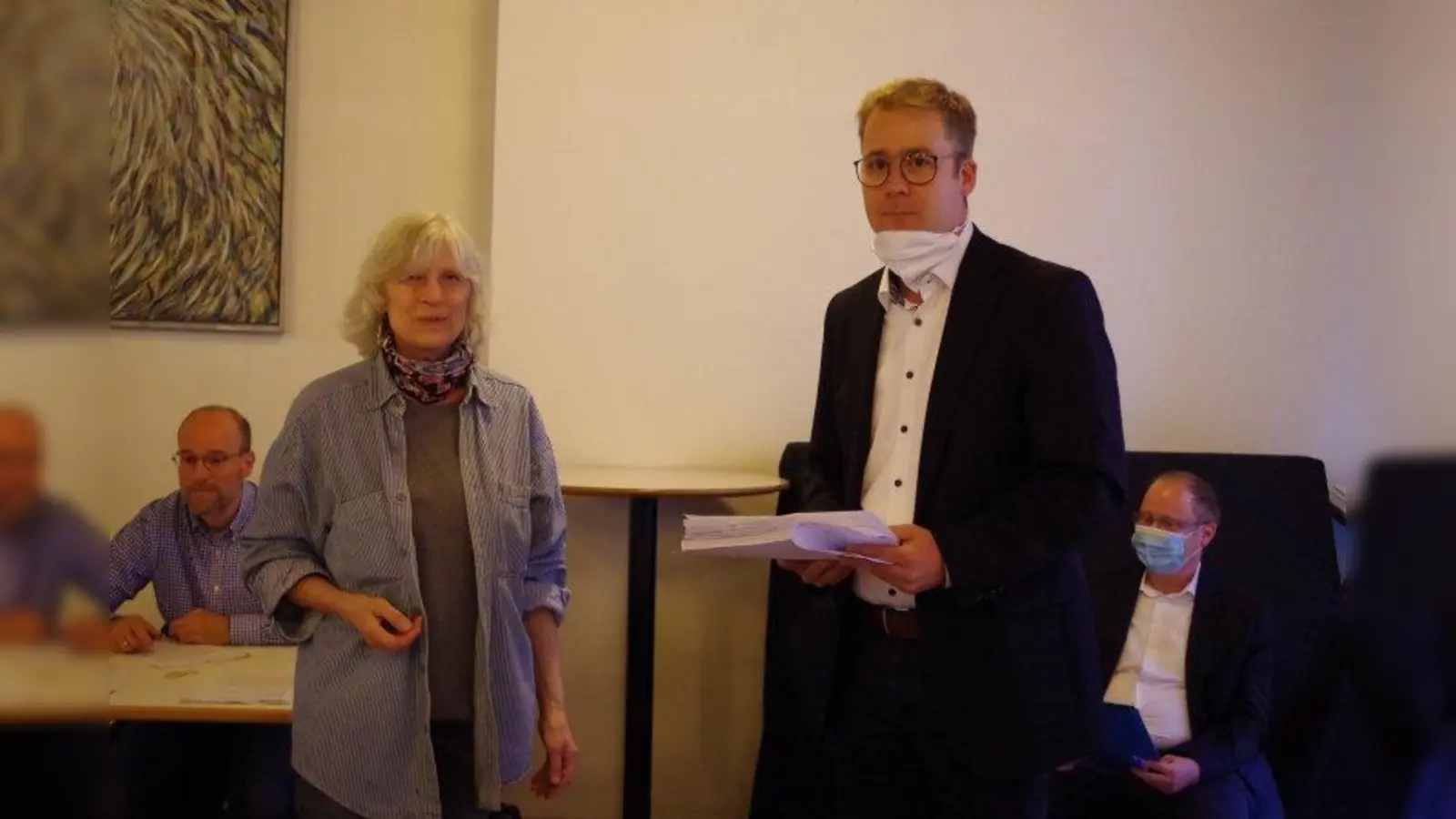 Inge Kindermann, Inhaberin der „Büchergalerie Westend“, übergibt eine Unterschriftenliste an Uwe Heller vom Erzbischöflichen Ordinariat. Dieser stellte sich im Rahmen der Sitzung des Bezirksausschusses Schwanthalerhöhe (BA 8) den Fragen zum geplanten Abriss des Hauses in der Ligsalzstraße 25. (Foto: kö)