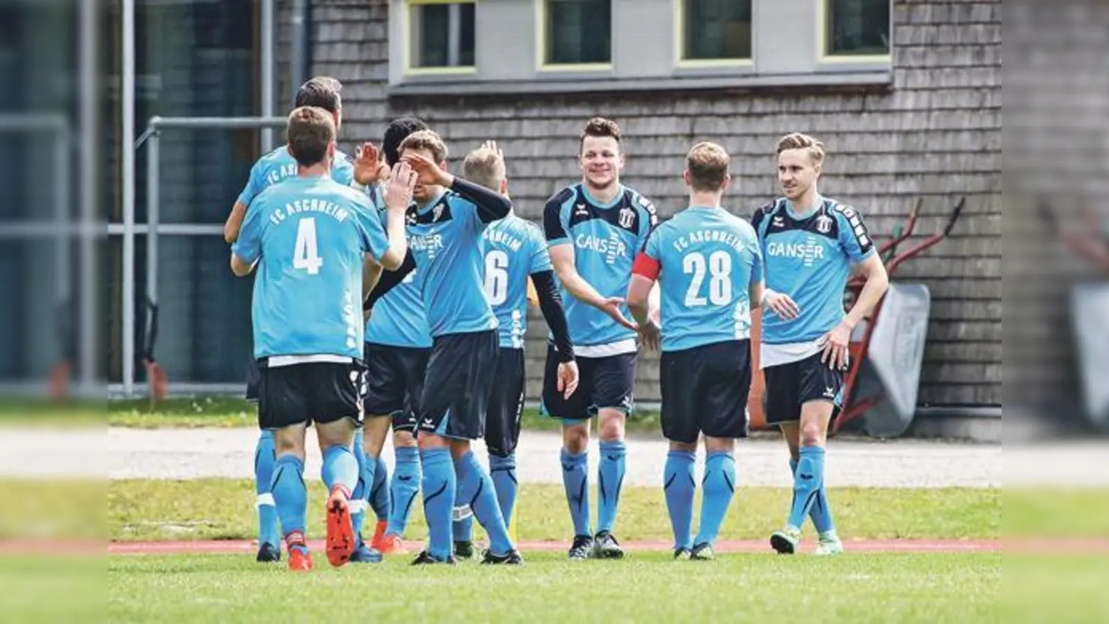 Feierstimmung beim FC Aschheim: Nach dem 2:1-Erfolg gegen den Lokalrivalen SV Dornach führt die Mannschaft jetzt die Kreisliga 3 an.	 (Foto: Christian Riedel)