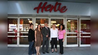 Angst vor der Zukunft. Nach Schließung der Hertie-Filialen werden auch diese Laimer Mitarbeiter möglicherweise auf der Straße stehen: (v.l.): Madlen Kammrath, Anja Fischer, Günter Dechant, Christina Radinger und Erika Scherzer. (Foto: tg)