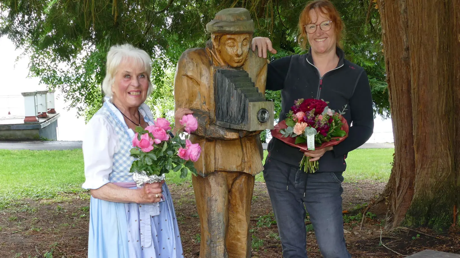 Rita Enzinger, die Koordinatorin von „Künster für Senioren”, und Stefanie von Quast zwischen dem „Fotografen Fritz”, der seit 2023 den Schlosspark zierte.  (Foto: red)