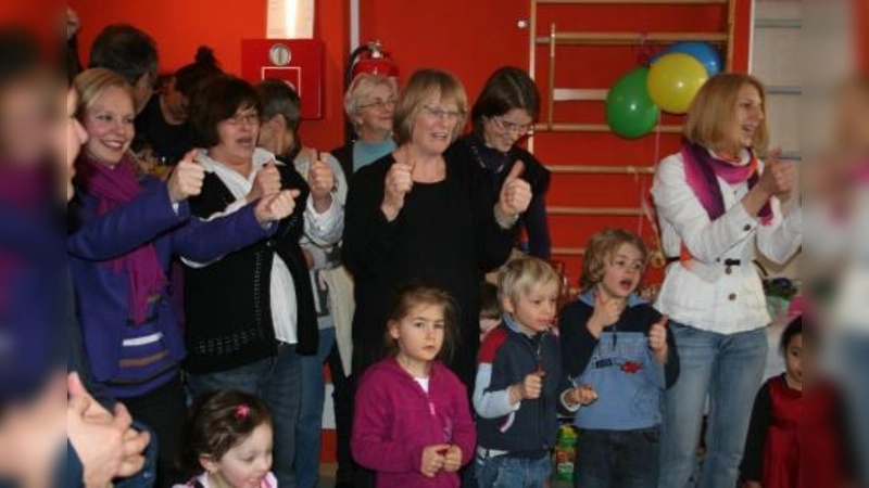 Kinder, Eltern, Betreuerinnen und Gäste sangen, spielten und tanzten bei der Feier zur Einweihung des erweiterten und renovierten Kindergartens der „Laimer Strolche”. (Foto: tg)