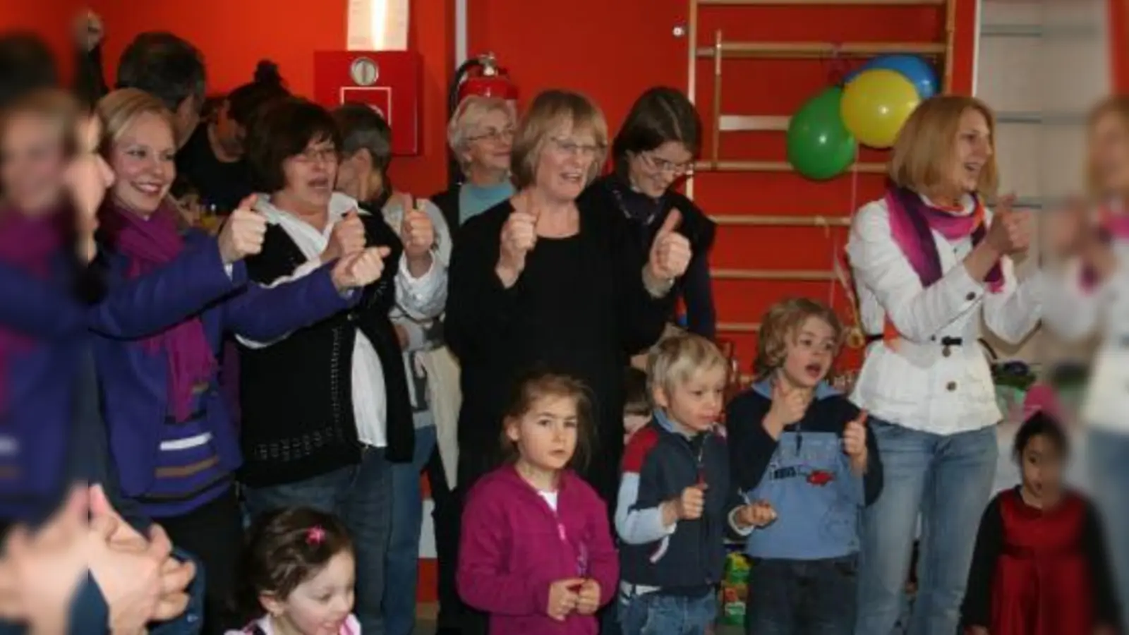 Kinder, Eltern, Betreuerinnen und Gäste sangen, spielten und tanzten bei der Feier zur Einweihung des erweiterten und renovierten Kindergartens der „Laimer Strolche”. (Foto: tg)