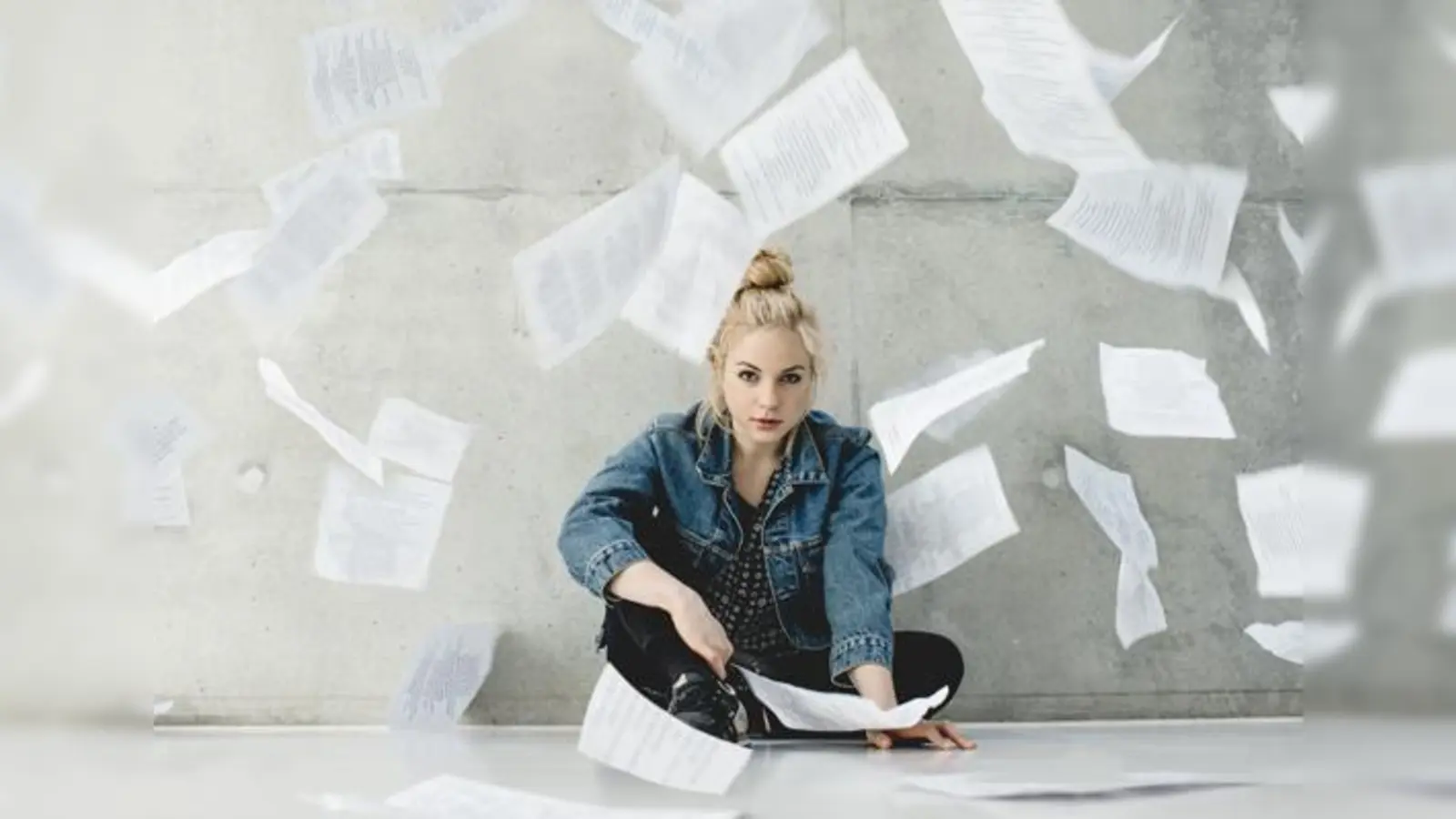 Kluge Gedanken in gefällige Reimform gegossen  Julia Engelmann hat sich in die erste Riege der deutsche Pop-Poeten geslammt.	 (Foto: Marta Urbanelis)