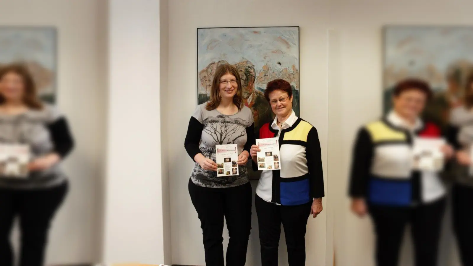 Jubiläum! Das Programm des zehnten Kraillinger Literaturfrühlings präsentierten zweite Bürgermeisterin Karin Wolf und die Leiterin der Büchrei Diana Widmann (von rechts). (Foto: Alexander Broschell)