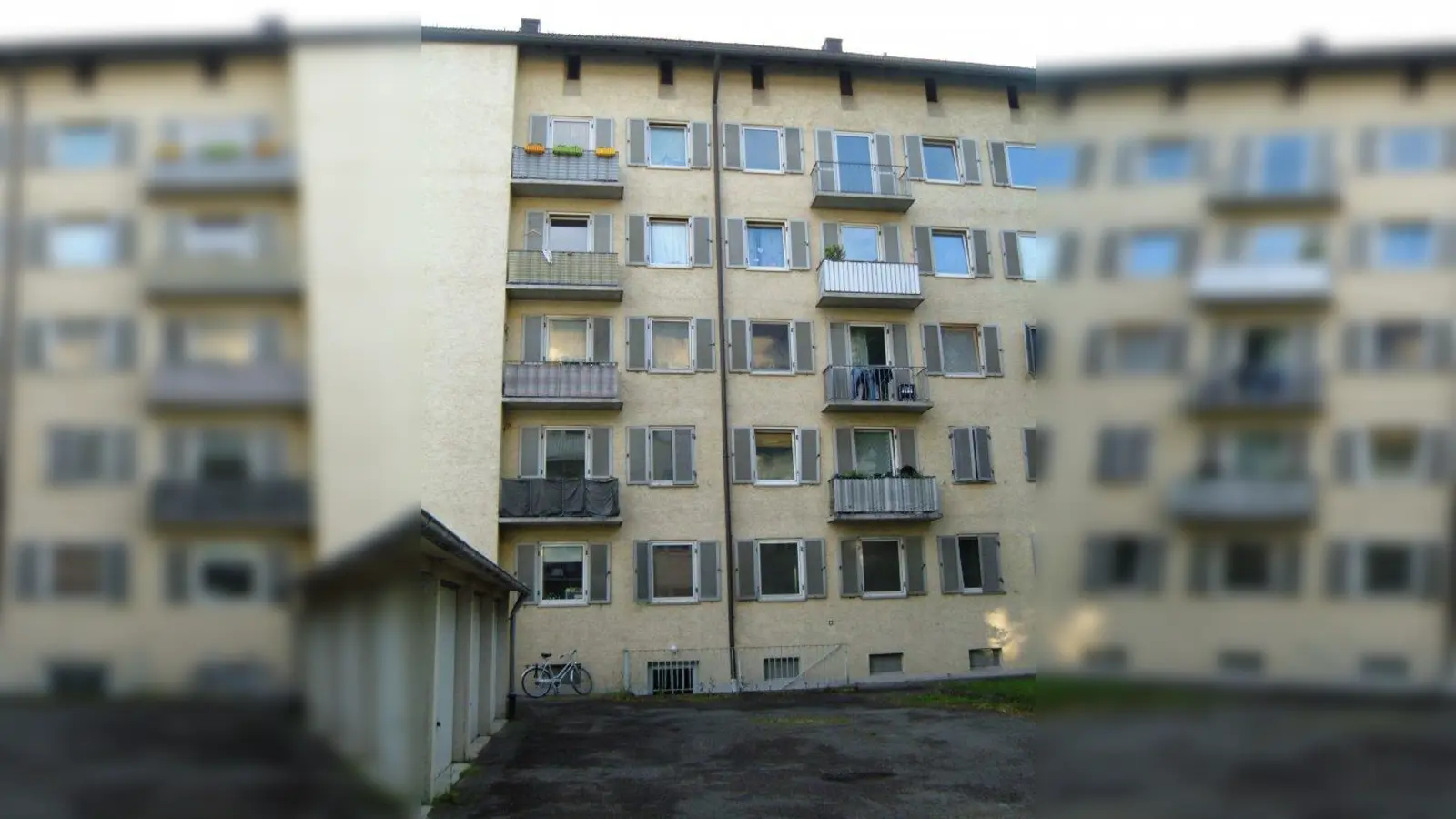 Neue Wohnungen entstehen unterm Dach. Die Garagen weichen einem Wohnhaus. (Foto: AH)